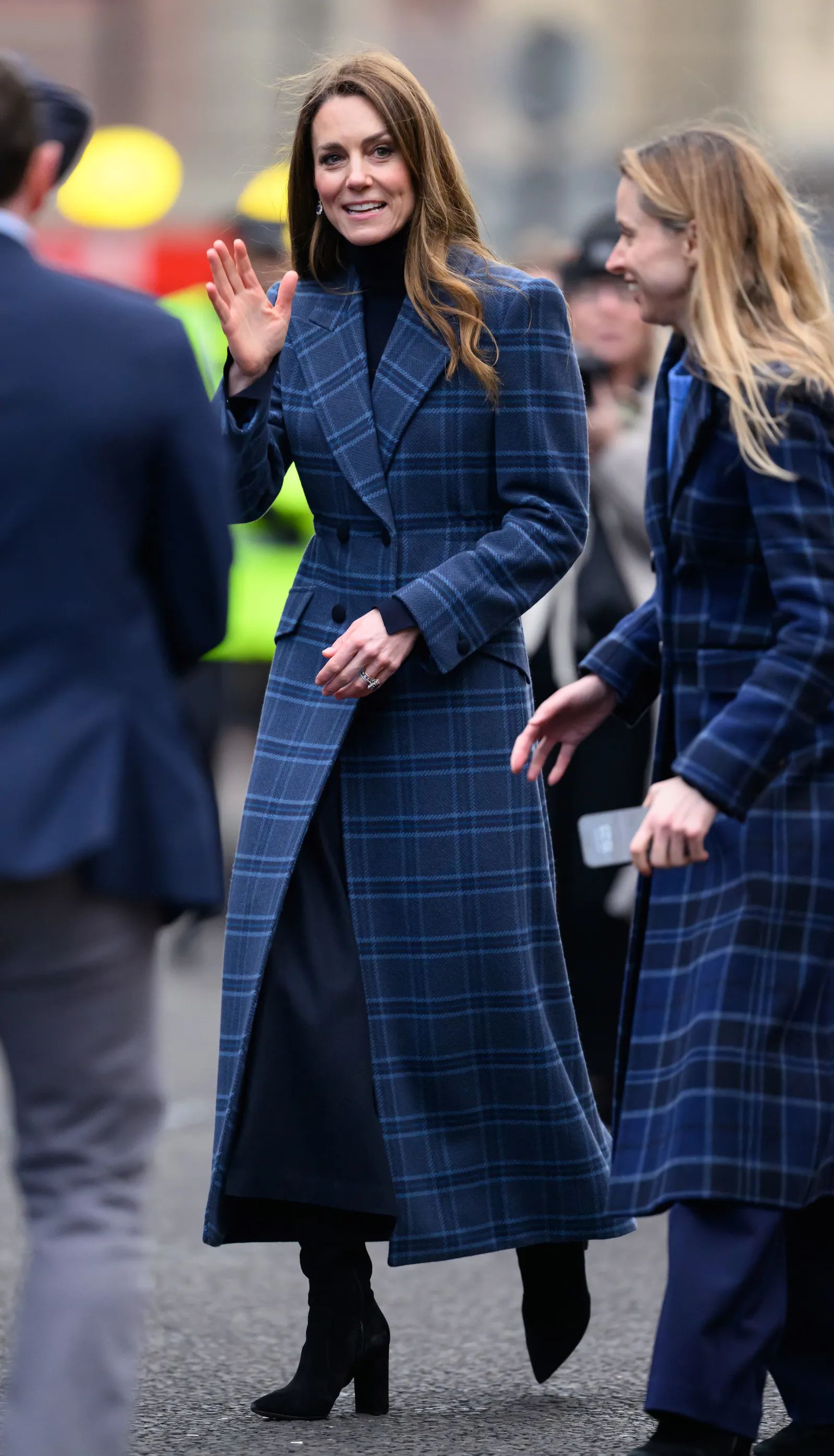 התמונה עשויה להכיל טדי וויליאמס מעיל לבוש רשמי למבוגרים פנים וראש