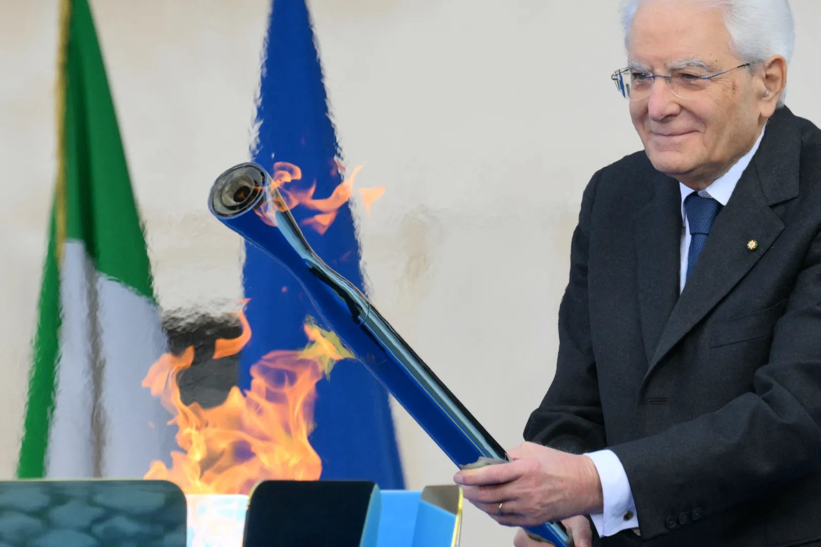 התמונה עשויה להכיל אדם מבוגר קל ולפיד