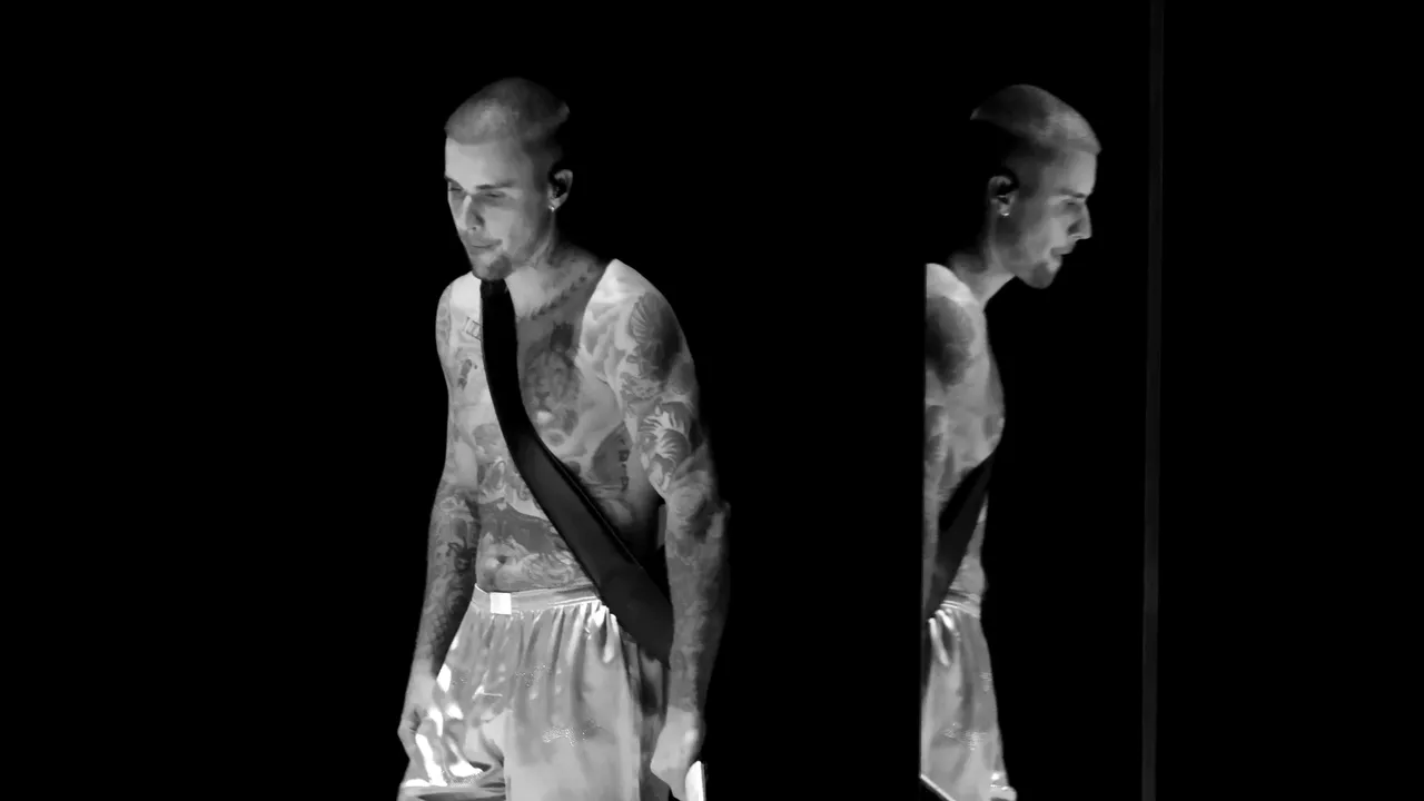 ג'סטין ביבר מופיע בבוקסר וגרבי משי בטקס הגראמי 2026