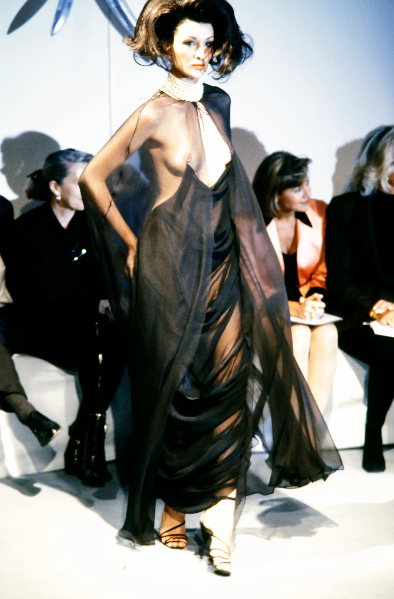 התמונה עשויה להכיל את Maria Nafpliotou ביגוד שמלת אופנה לבוש רשמי שמלת ערב לאדם מבוגר שמלה והנעלה