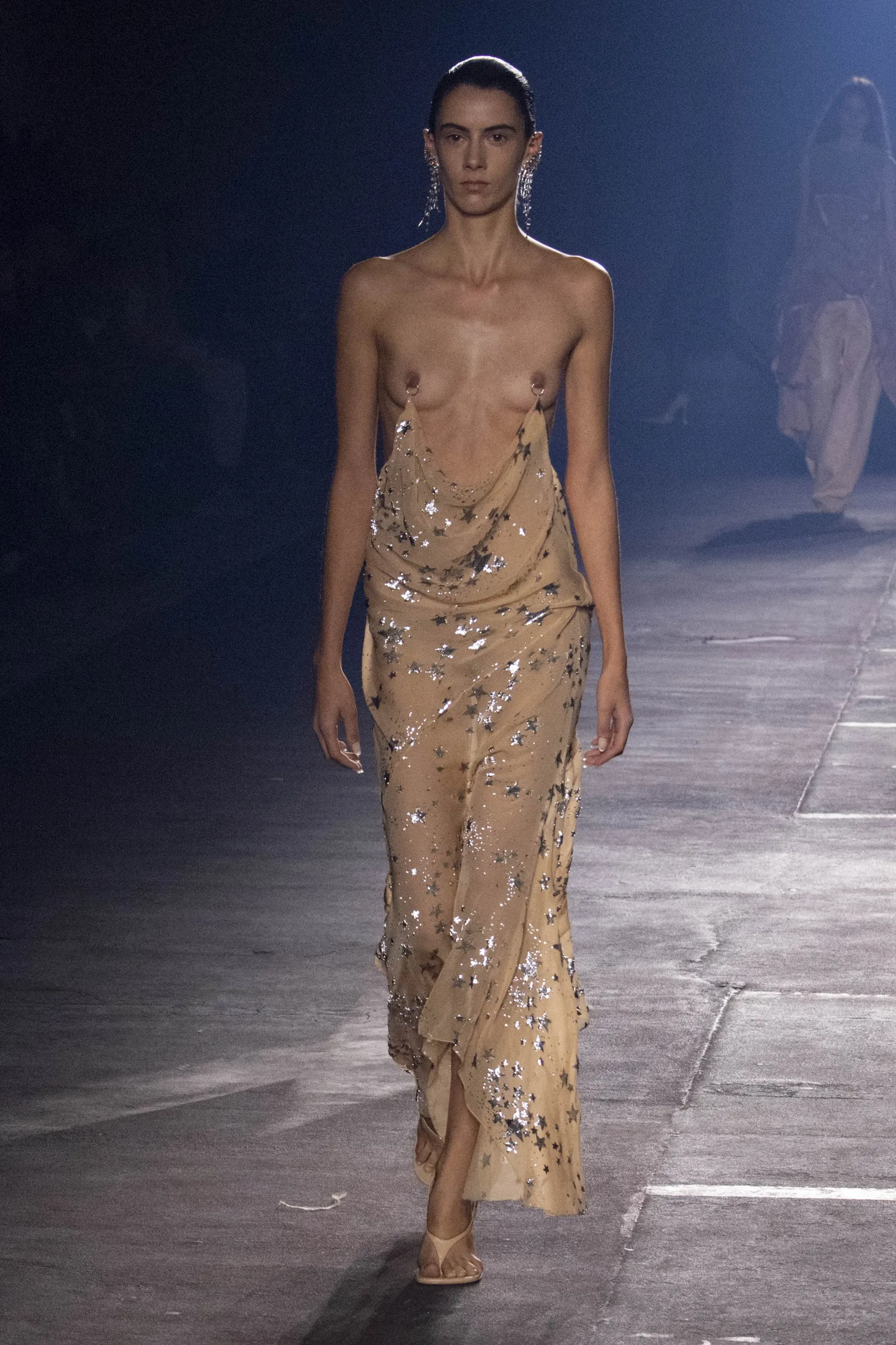 התמונה עשויה להכיל אופנה אדם למבוגרים ועמידה