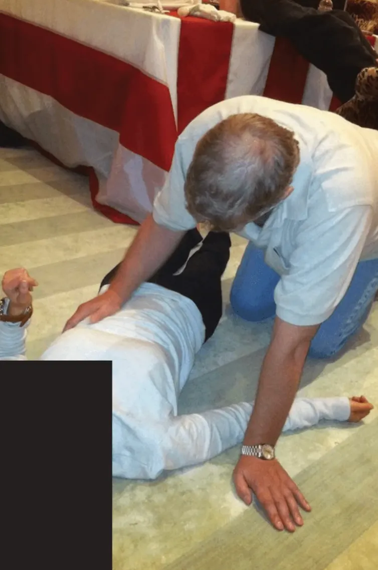 התמונה עשויה להכיל מטופל אדם מבוגר חלק גוף אצבע טיפול ידיים וראש