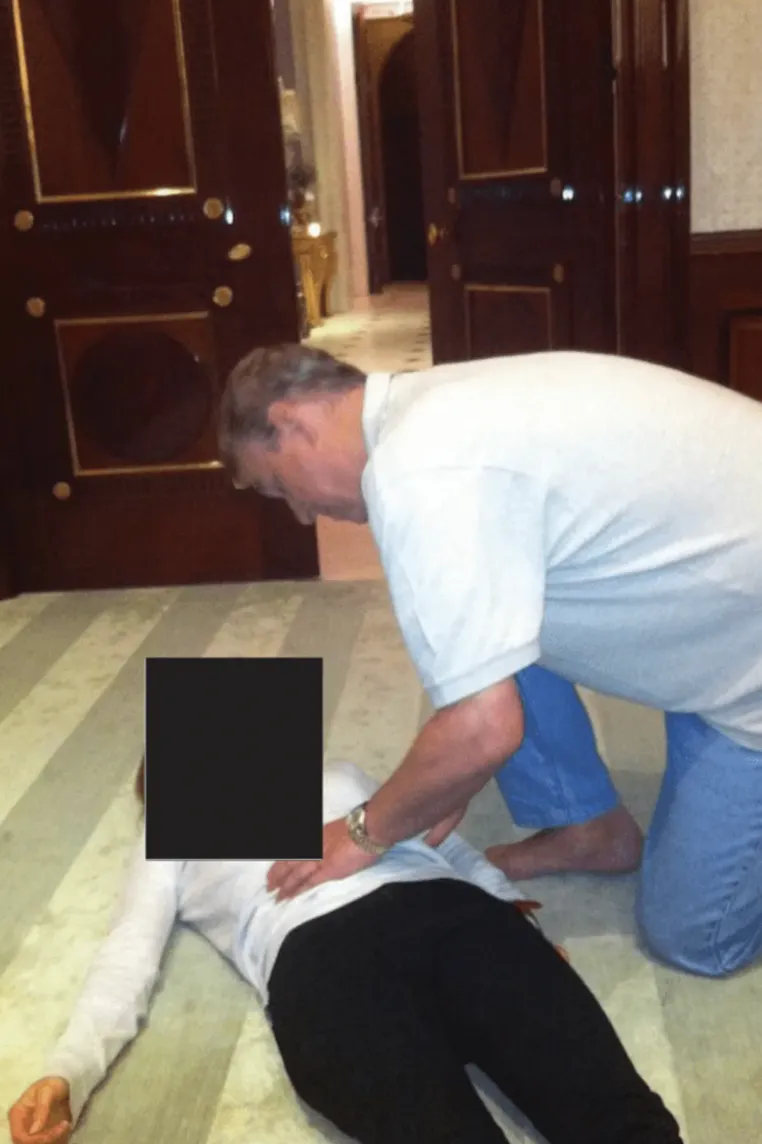 התמונה עשויה להכיל אדם מבוגר ביגוד מכנסי מטופל פנים רצפת ראש וריצוף