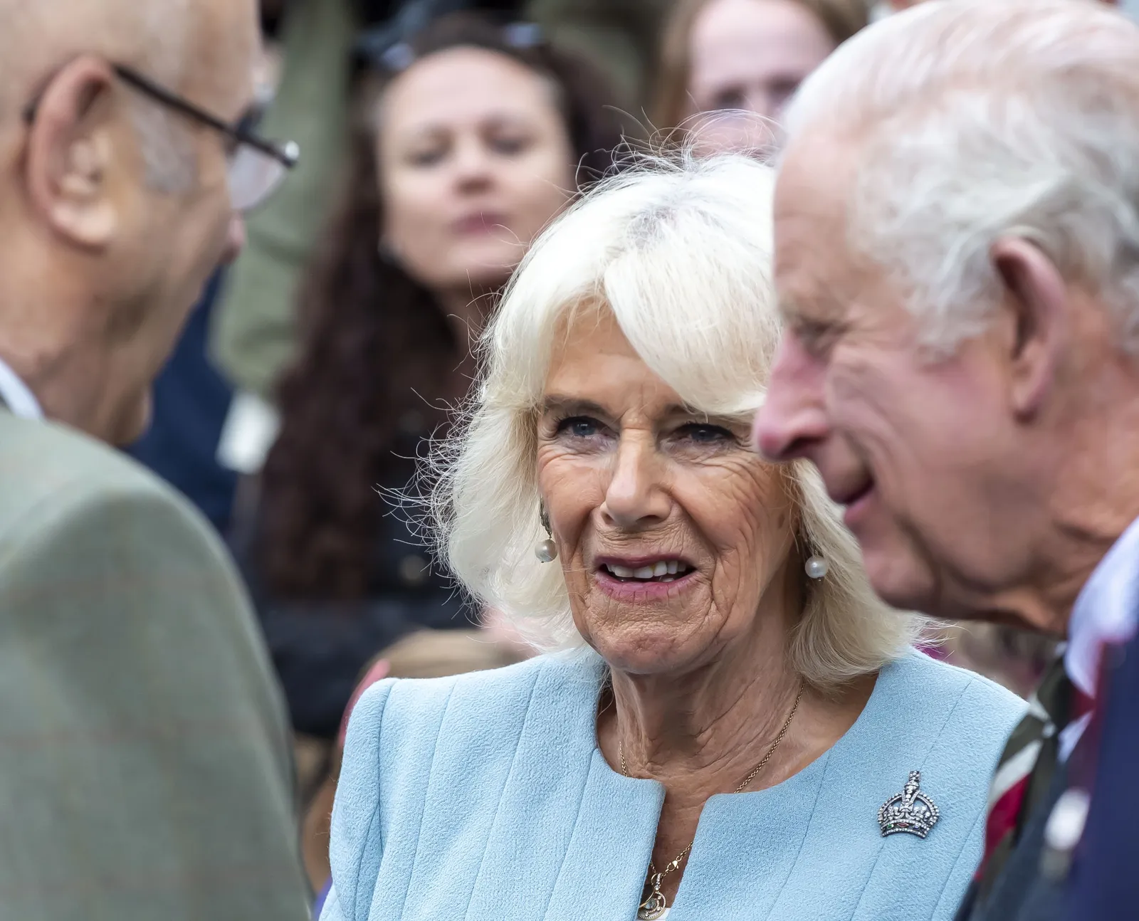 התמונה עשויה להכיל את צ'ארלס הנסיך מוויילס אדם ראש פנים למבוגרים שמח אביזרים משקפיים צוחקים ותכשיטים