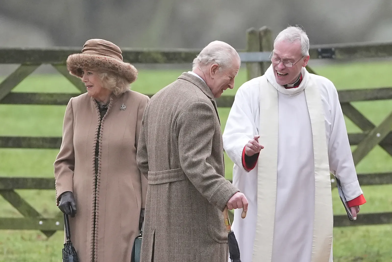 התמונה עשויה להכיל את צ'ארלס הנסיך מוויילס אדם אביזרים למבוגרים משקפיים ביגוד ומעיל