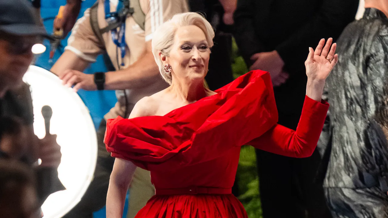 מריל סטריפ אהבה את השטן שלה לובשת תלבושות של פראדה 2 - למעט פרט אחד