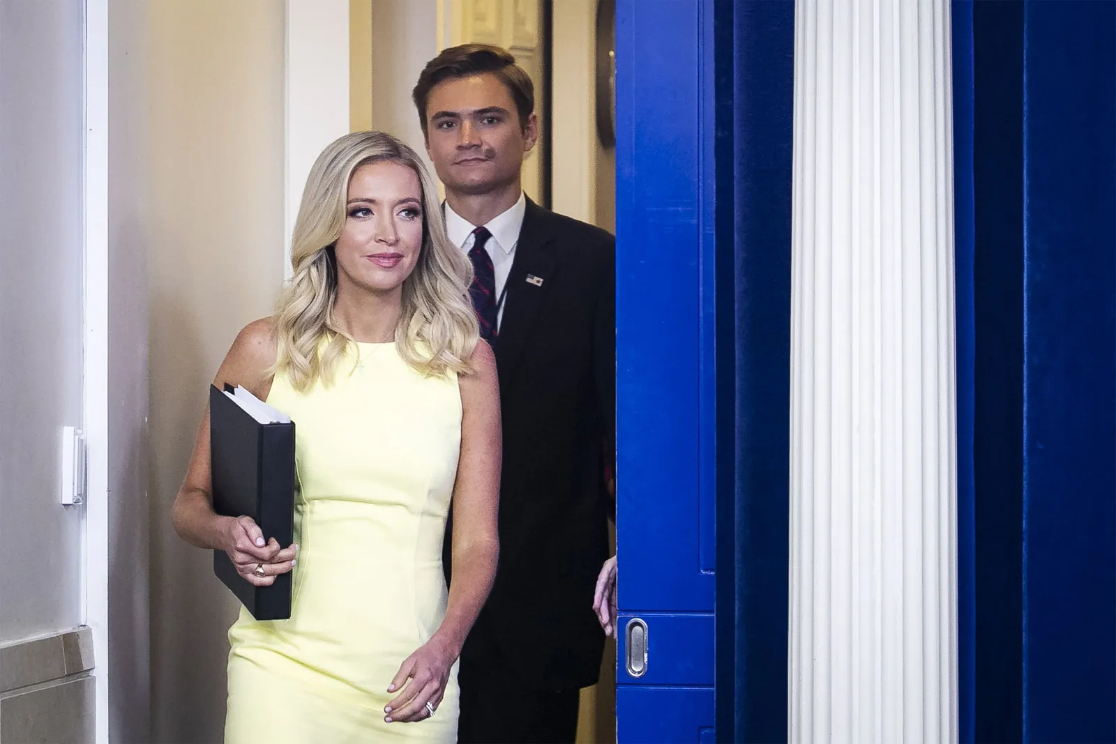 התמונה עשויה להכיל את Kayleigh McEnany Person Photobombing בלייזר מעיל מעיל מעיל לבוש רשמי חליפה ובלונדיני