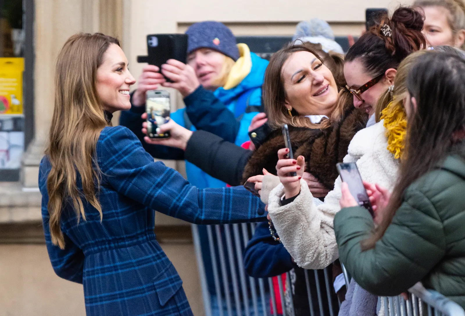 התמונה עשויה להכיל חלק גוף אצבע יד אדם אלקטרוניקה טלפון ביגוד למבוגרים מעיל טלפון נייד וצילום