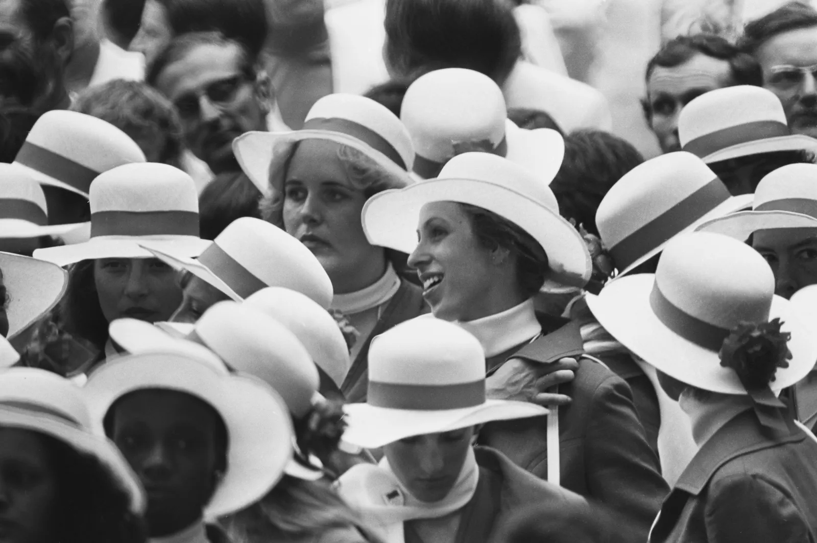 התמונה עשויה להכיל את לויס מורן אן הנסיכה רויאל יוליוס שוורץ ביגוד כובע שמש כובע ראש אדם פנים ומבוגרים