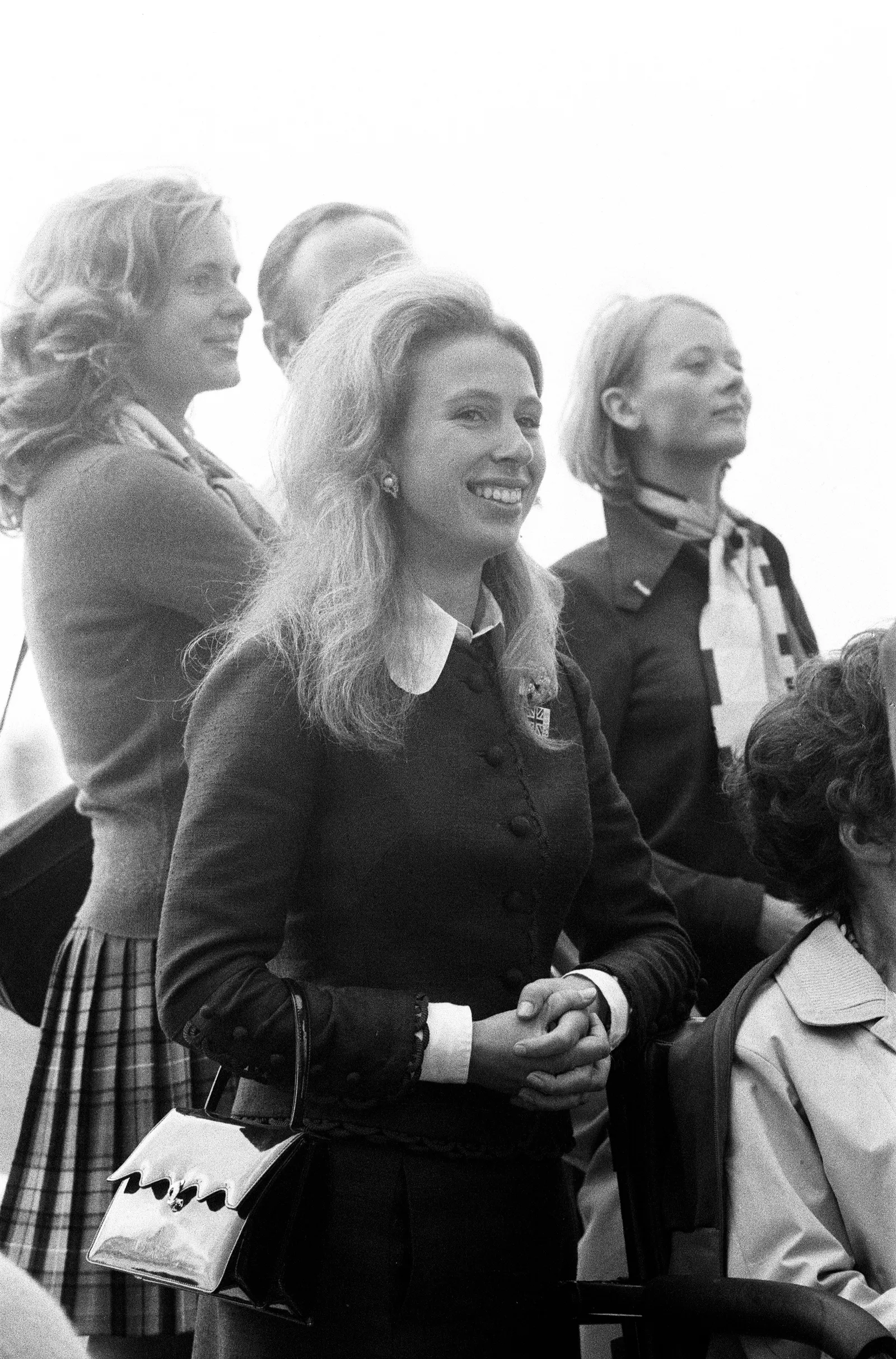 התמונה עשויה להכיל את Anne Princess Royal Person צילום פנים ראש דיוקן אנשים מבוגרים אביזרים ותיק