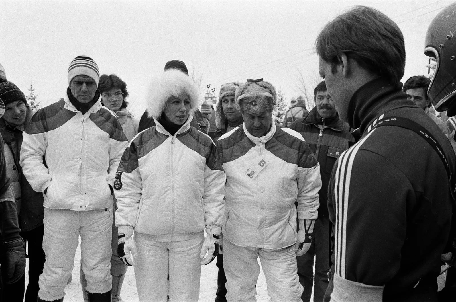 התמונה עשויה להכיל את Anne Princess Royal Tostão Ferdynand Goetel ביגוד מעיל מעיל אנשים אדם מבוגר ופנים