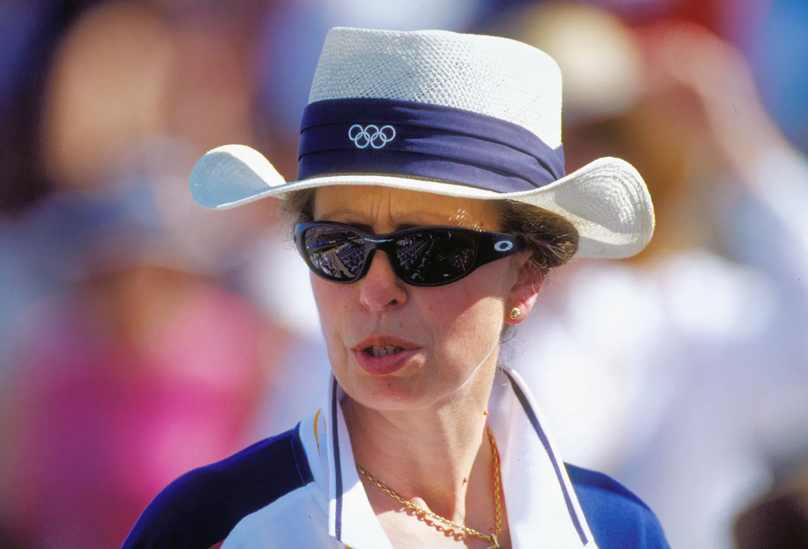 התמונה עשויה להכיל את Anne Princess Royal Clothing כובע אביזרי משקפי שמש כובע שמש אדם מבוגר פנים וראש