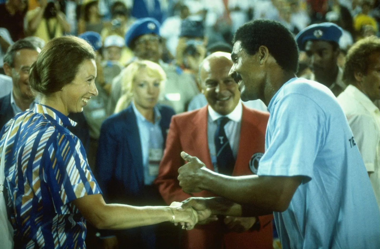 התמונה עשויה להכיל קסדת Trudie Goodwin אביזרים לאדם מבוגר לבוש רשמי עניבה חלק גוף יד אנשים והמון