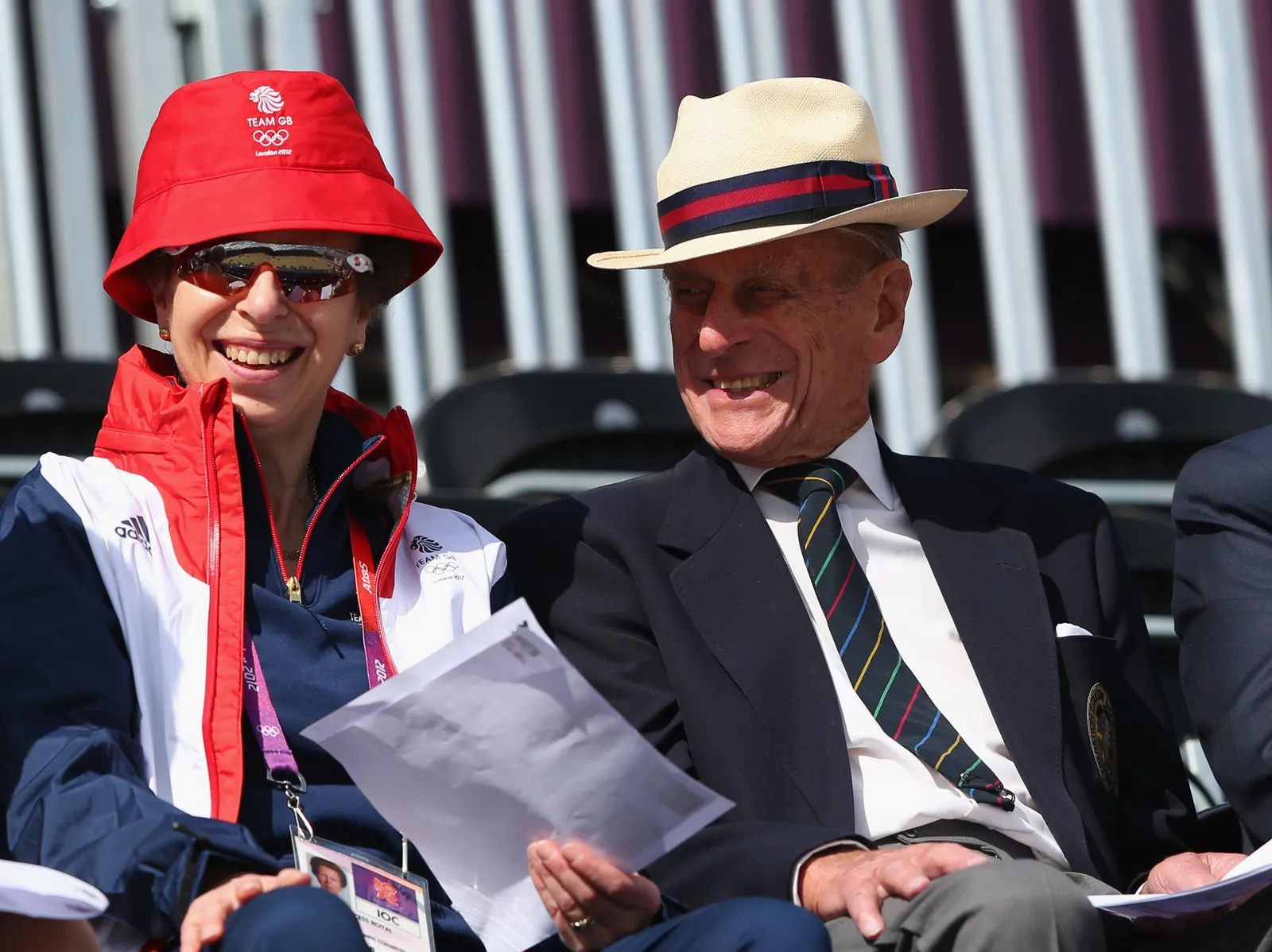 התמונה עשויה להכיל את הנסיך פיליפ, הדוכס מאדינבורו, אביזרי כובע הלבשה רשמית עניבה כובע שמש פנים וראש