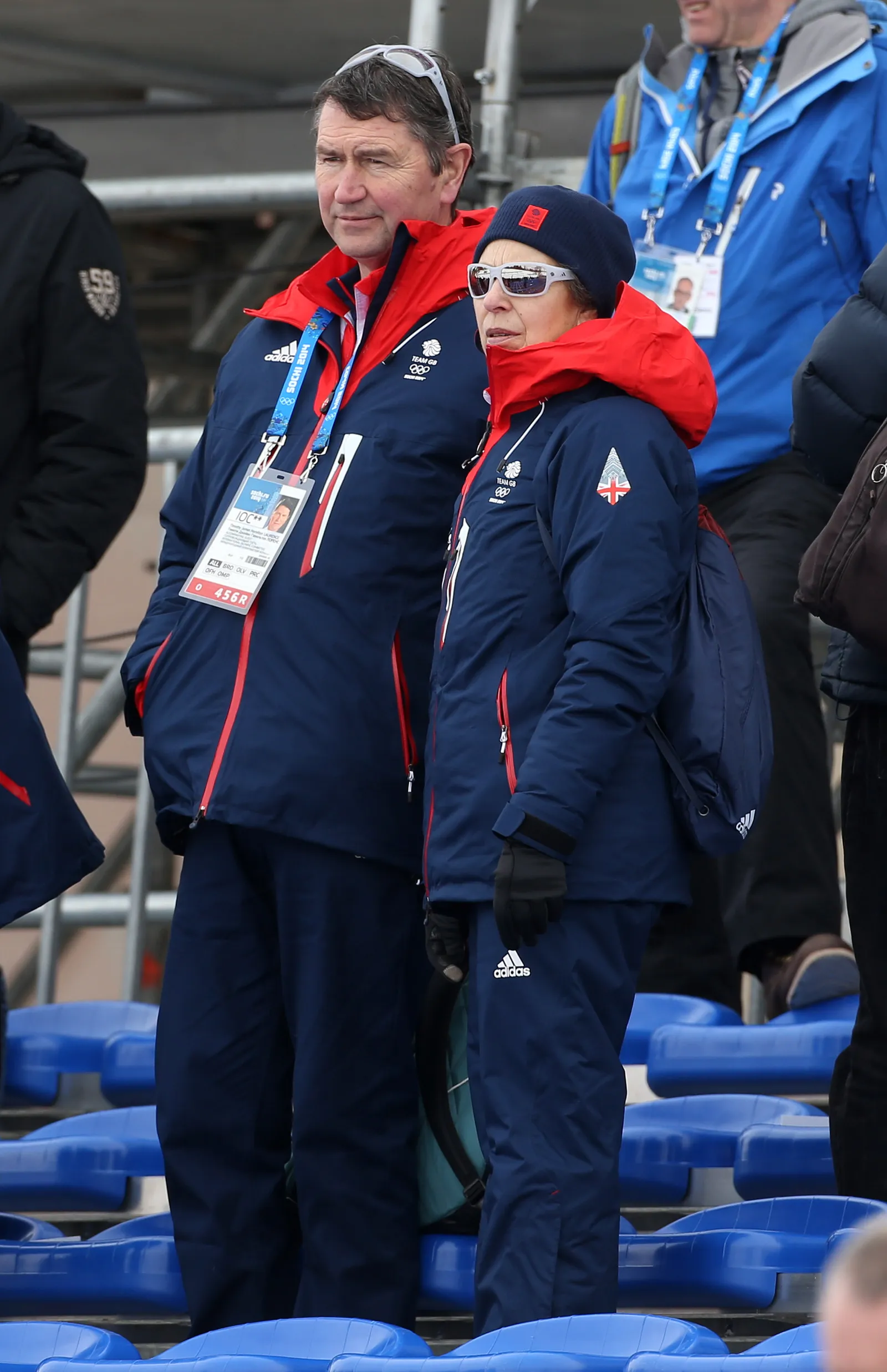 התמונה עשויה להכיל את Timothy Laurence Anne Princess Royal Clothing מעיל מעיל למבוגרים כפפה ואביזרים