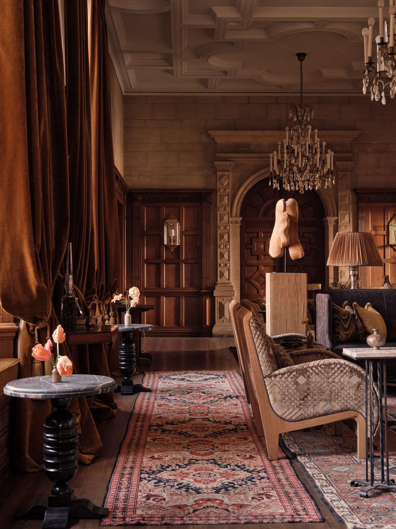 התמונה עשויה להכיל מנורת נברשת עיצוב הבית עיצוב פנים ארכיטקטורה בניין ריהוט וסלון