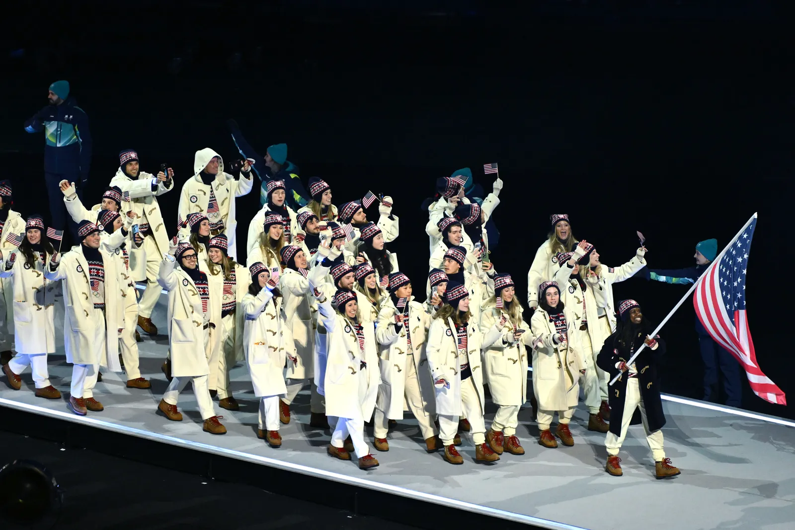 התמונה עשויה להכיל את צ'ארלס המלין שינטארו פוג'ינמי בורקו צ'טנקאיה אלכס איצ' יון מיג'ין ג'ון אירלנד וקאג'סה קלינג