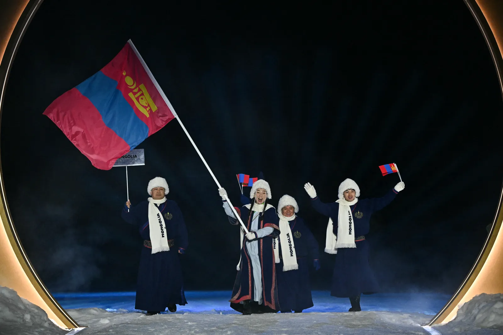 התמונה עשויה להכיל כפפה ודגל לביגוד לאדם מבוגר