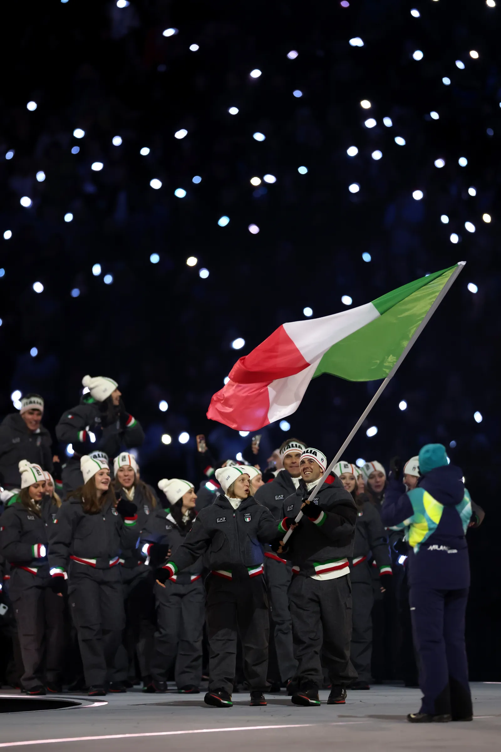 התמונה עשויה להכיל את אריאנה פונטנה כריסטין נסביט פדריקו פלגרינו מיכל קרצ'מר אדם בוגר ודגל