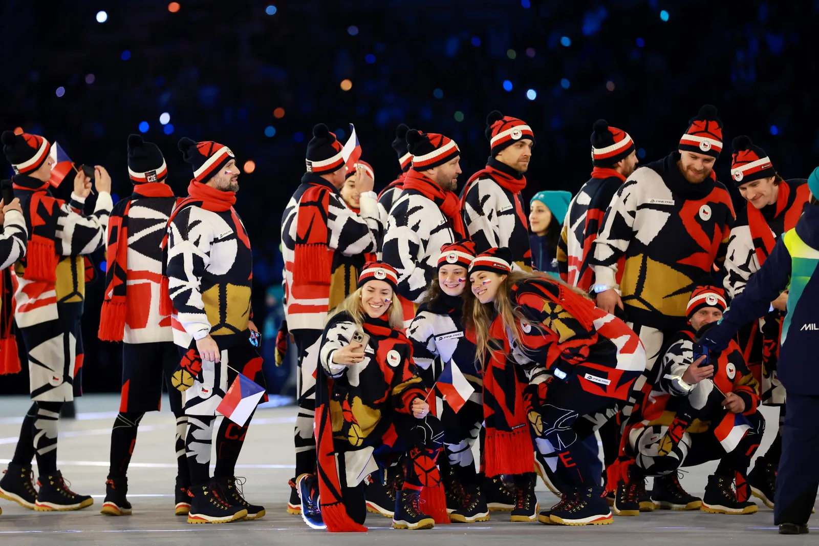 התמונה עשויה להכיל את Sophie Caldwell Rocky Fielding Slimane Bear Pascoe אדם מבוגר אנשים חוגגים פנים וראש