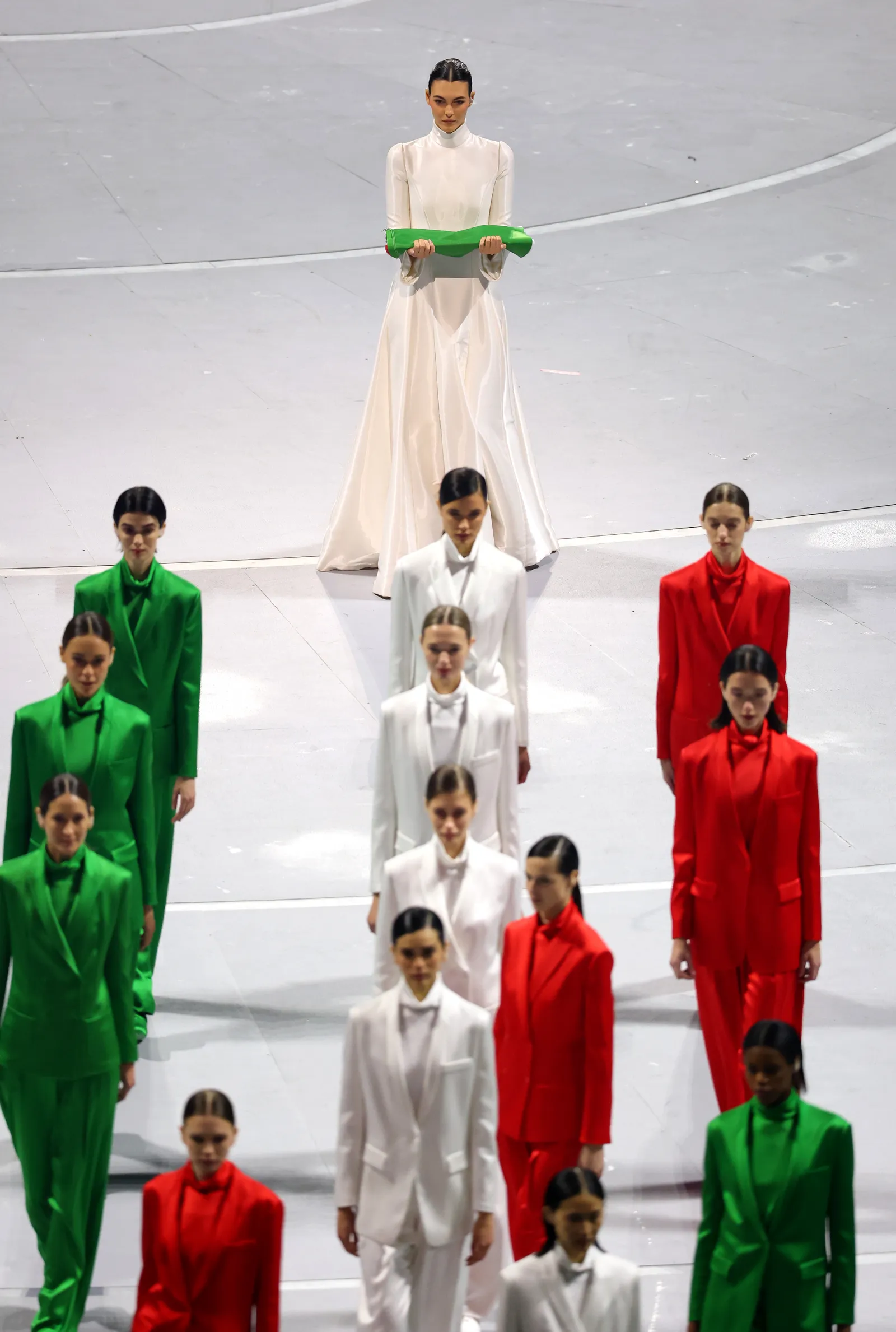 התמונה עשויה להכיל את יקטרינה גאמובה אדריאנה אוגרטה מוריה ג'פרסון קאסי ואן דן דונגן אלאונורה לו ביאנקו ואדם