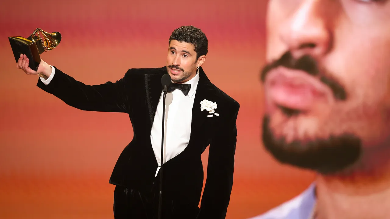 האם ארנב רע לבש אפוד חסין כדורים בטקס פרסי הגראמי 2026?