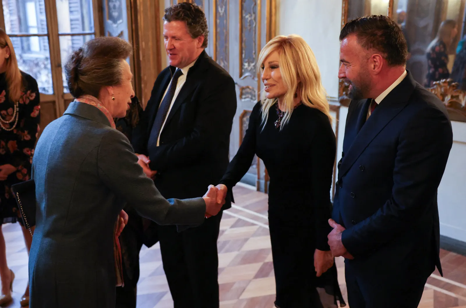 התמונה עשויה להכיל את דונטלה ורסאצ'ה אן פרינסס מלכותית לאדם בוגר חלק גוף יד אוחזת ידיים ובגדים