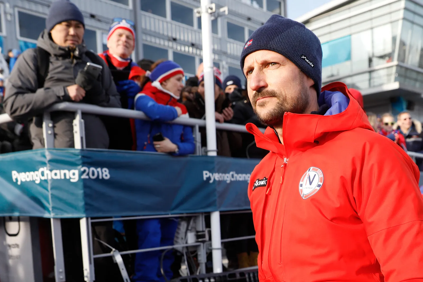 התמונה עשויה להכיל את האקון נסיך הכתר של נורבגיה בריאן פולקרטס כובע ביגוד כובע מעיל ומעיל למבוגרים