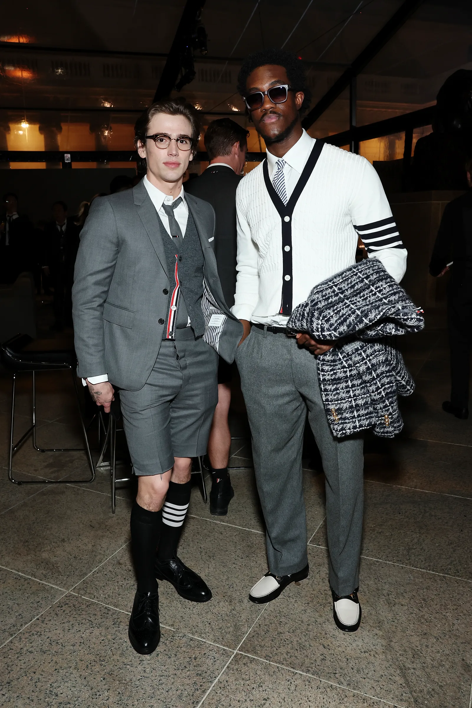 התמונה עשויה להכיל בלייזר מעיל מעיל חליפת לבוש רשמי לאדם מבוגר הנעלה אביזרי נעליים ועניבה