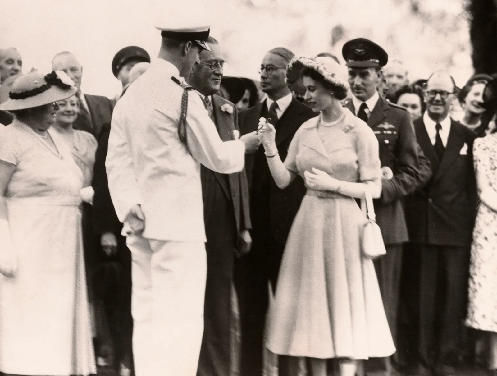 התמונה עשויה להכיל ביגוד קוני מאק אליזבת השנייה ביגוד חליפת שמלת אדם למבוגרים חתונה ואביזרים