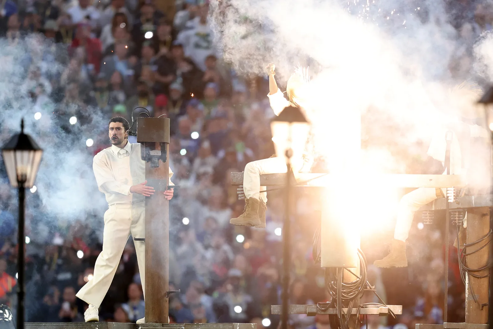 התמונה עשויה להכיל תאורה קונצרט קהל אדם מבצע ביצוע סולו פנים ראש התלקחות ואור