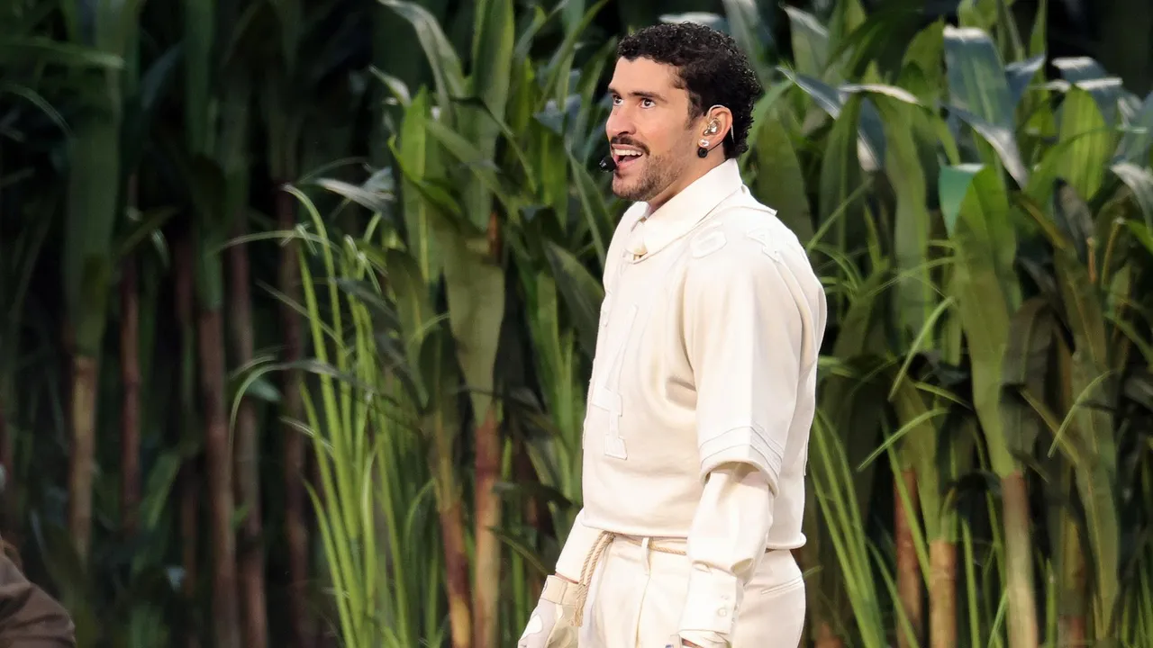 תכשיטי תערוכת המחצית של Bad Bunny's Simple Super Bowl 2026, הסבר