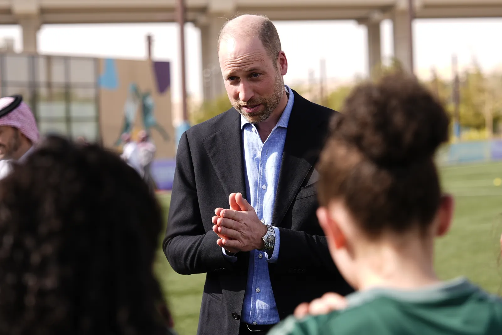 התמונה עשויה להכיל את הנסיך וויליאם דוכס מקיימברידג' חלק גוף אצבע יד אדם בגדי מבוגרים לבוש וחליפה רשמיים