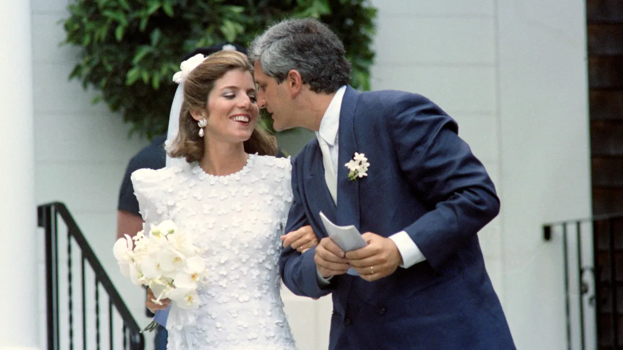 ביקור מחדש באופנה האיקונית של חתונתה של קרוליין בובייר קנדי