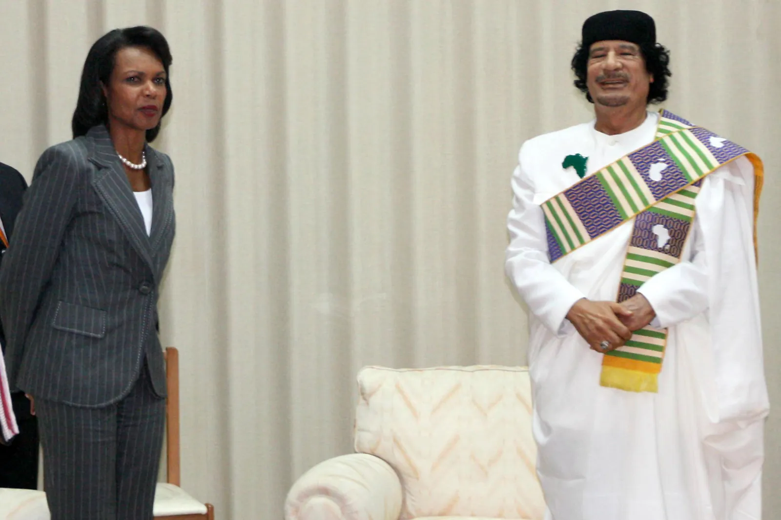 התמונה עשויה להכיל בלייזר מעיל מעיל ספה ריהוט אדם כרית עיצוב הבית וכיסא