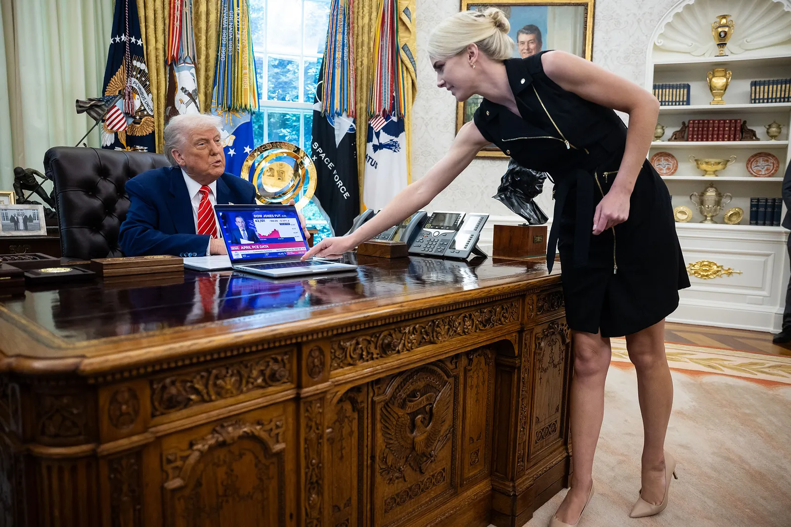 התמונה עשויה להכיל את דונלד טראמפ רונלד רייגן אדם מבוגר בתוך הבית ריהוט שולחן מחשב אלקטרוני ומחשב נייד