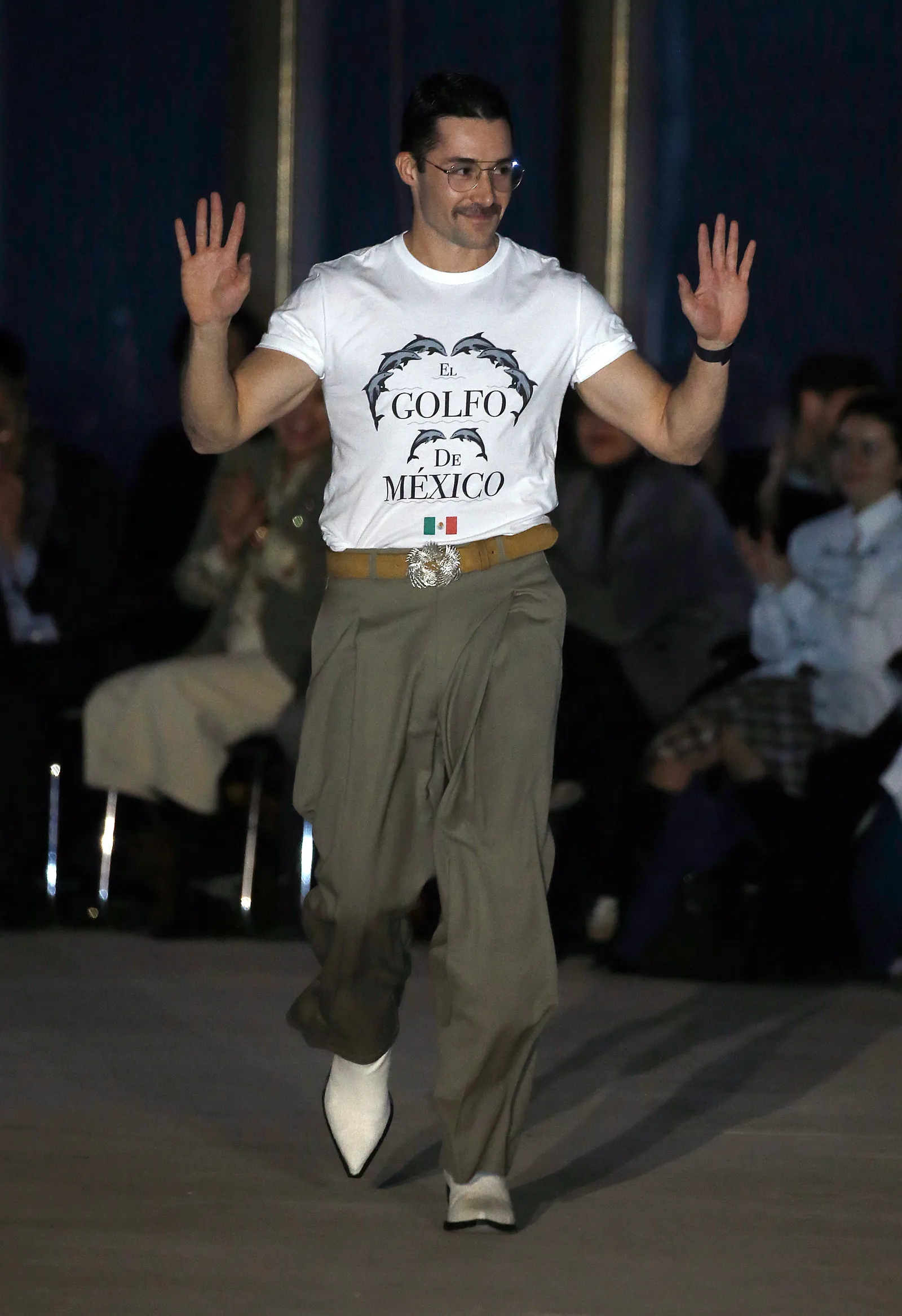 התמונה עשויה להכיל איש מבצע מופע סולו ריקוד פעילויות פנאי אביזרים למבוגרים חגורה ומשקפיים