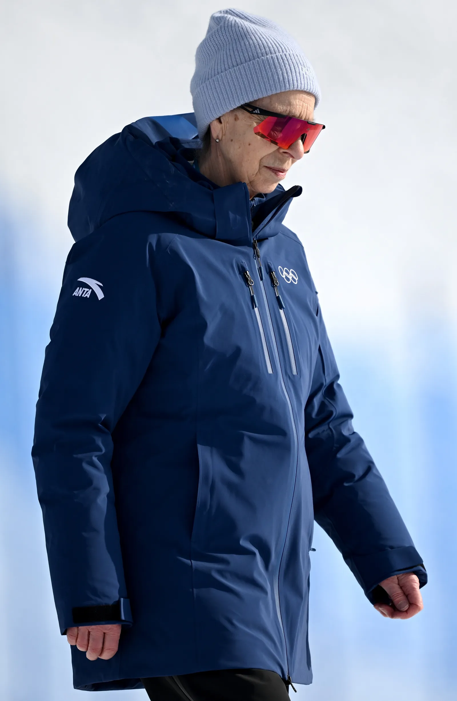 התמונה עשויה להכיל Anne Princess Royal Clothing מעיל מעיל למבוגרים ואדם