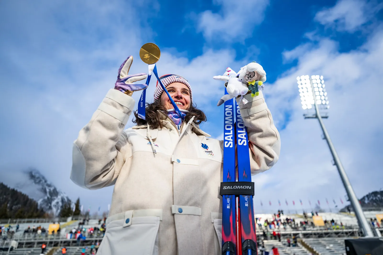 התמונה עשויה להכיל בחוץ טבע הוקי הוקי קרח הוקי קרח מקל החלקה על החלקה ספורט ראש אדם ובגדים