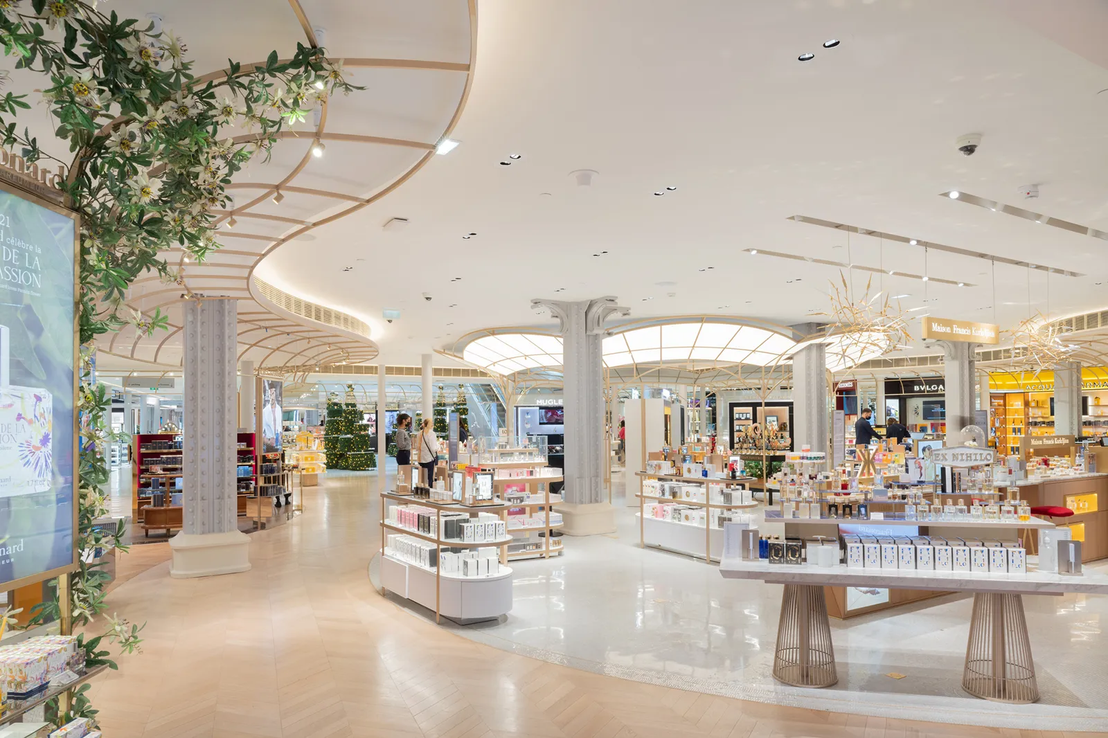 התמונה עשויה להכיל קניון קניות בפנים שוק אדם אדריכלות בניין חנות מכולת וסופרמרקט