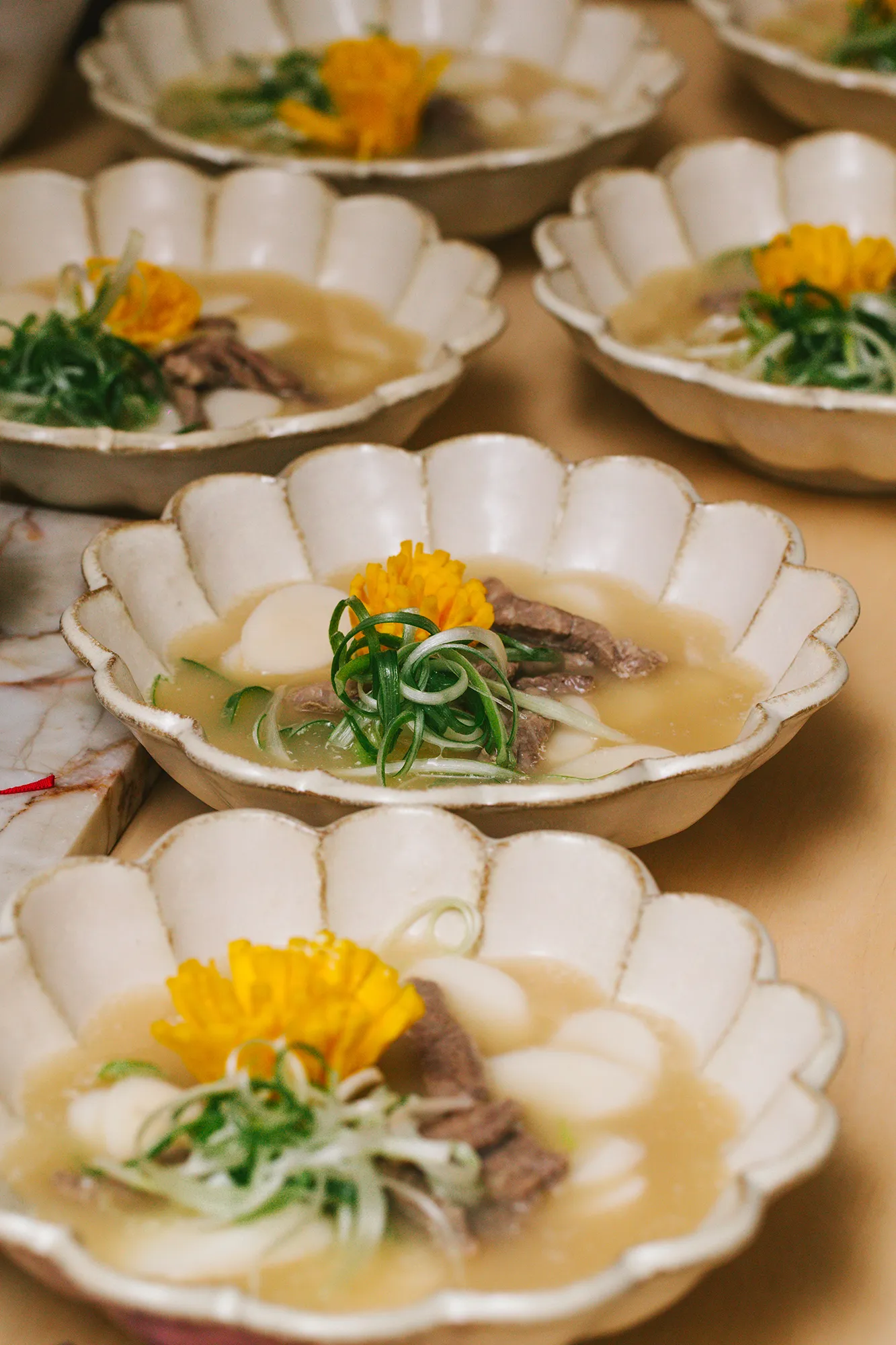 התמונה עשויה להכיל אוכל ארוחה צלחת מזון מצגת קערה וצלחת