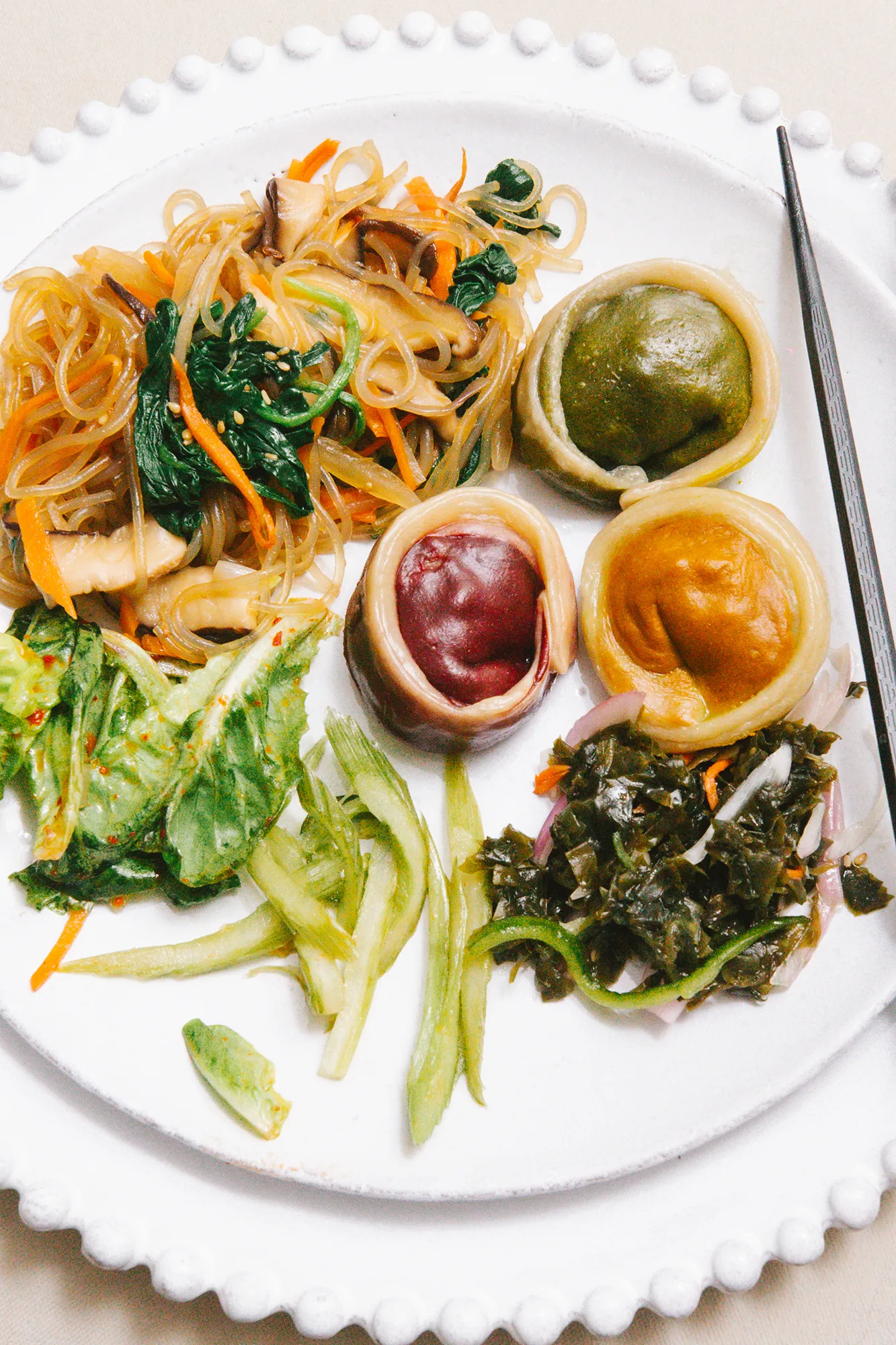 התמונה עשויה להכיל מזון מצגת מזון ארוחה צלחת אטריות