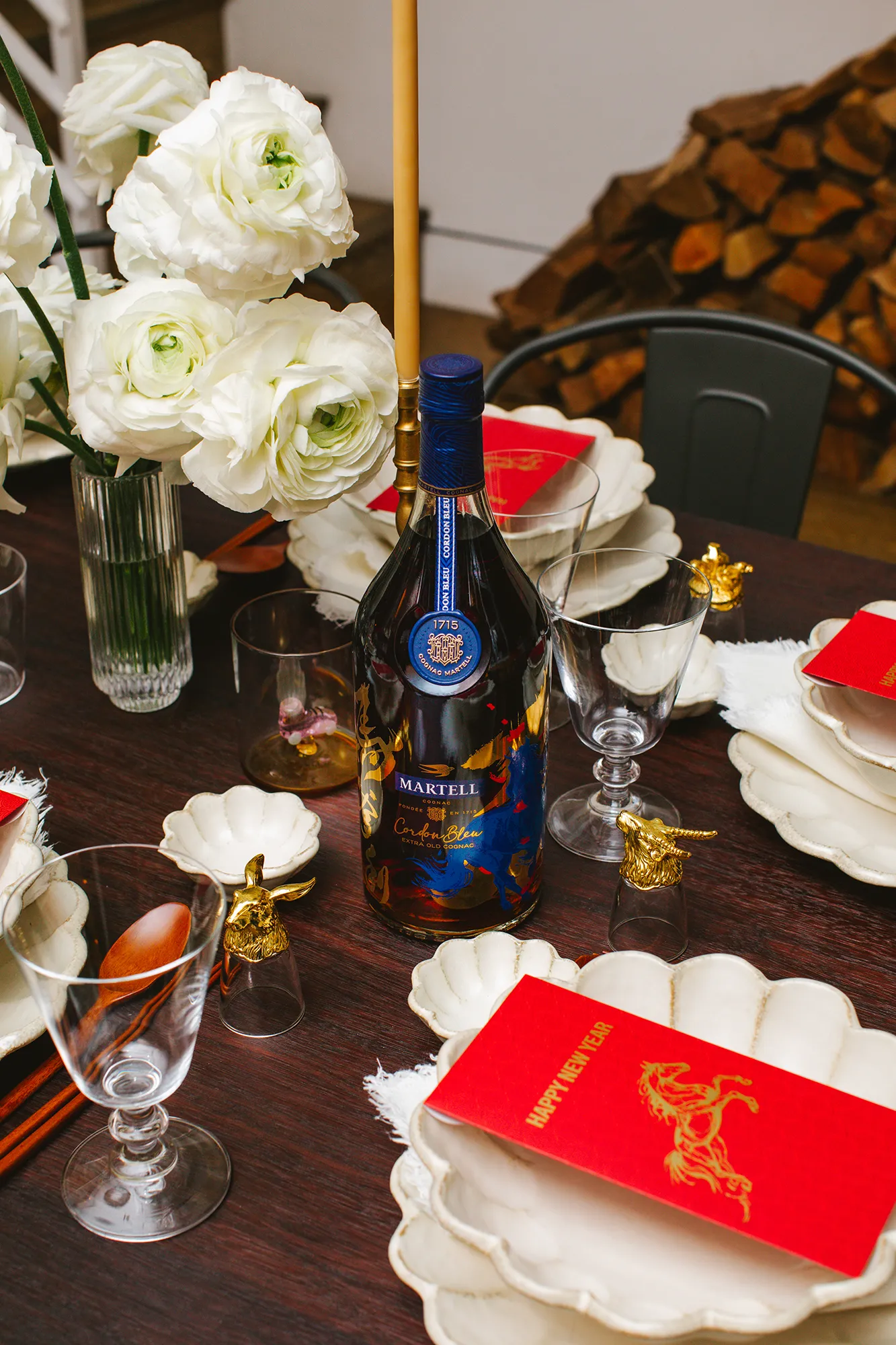 התמונה עשויה להכיל פרח צמח ורד סידור פרחים זר פרחים כוס אלכוהול כוס משקאות חריפים ובקבוק