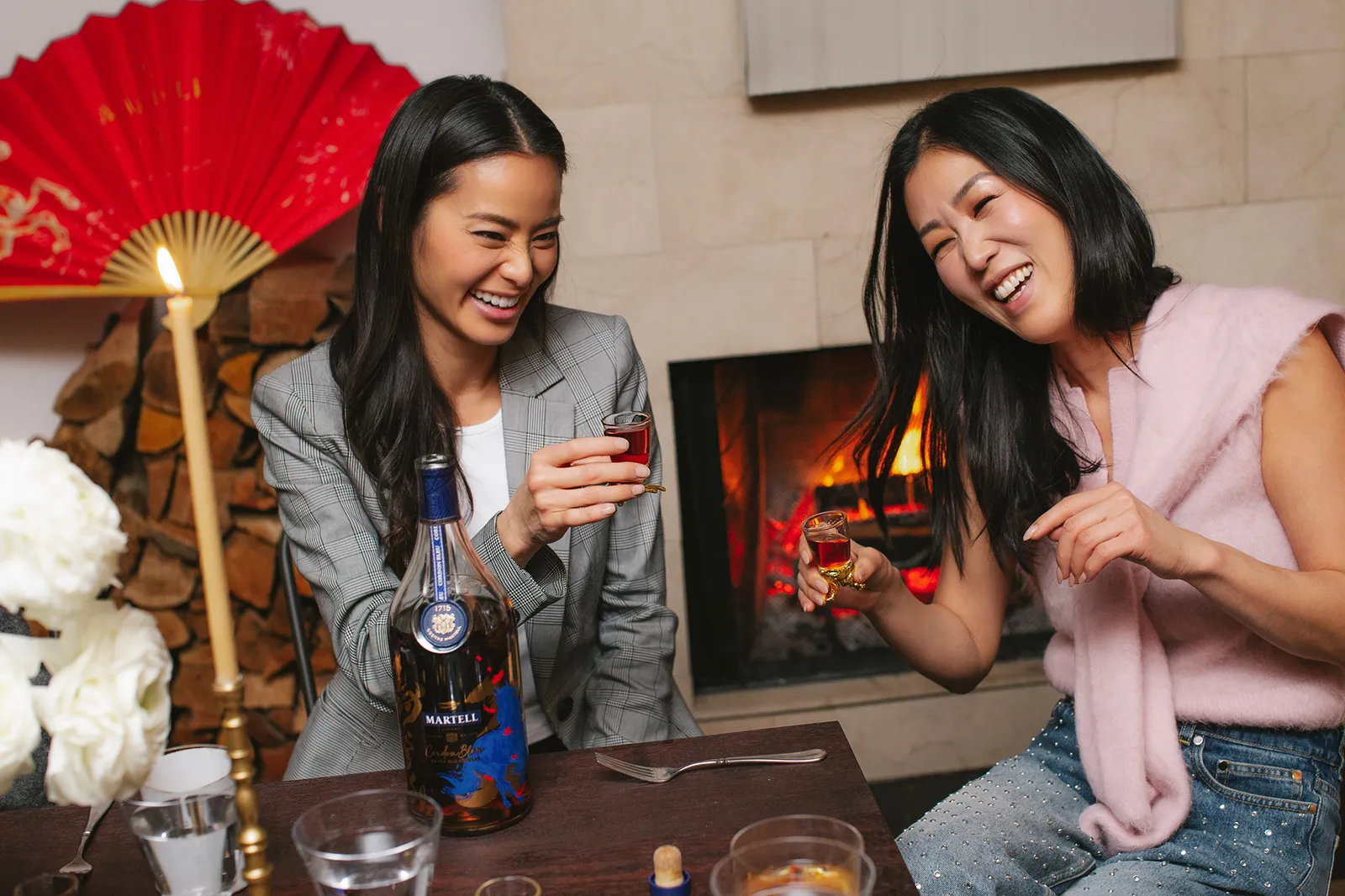 התמונה עשויה להכיל את ג'יימי צ'ונג אדם מבוגר אח בפנים ראש פנים שמח סכו