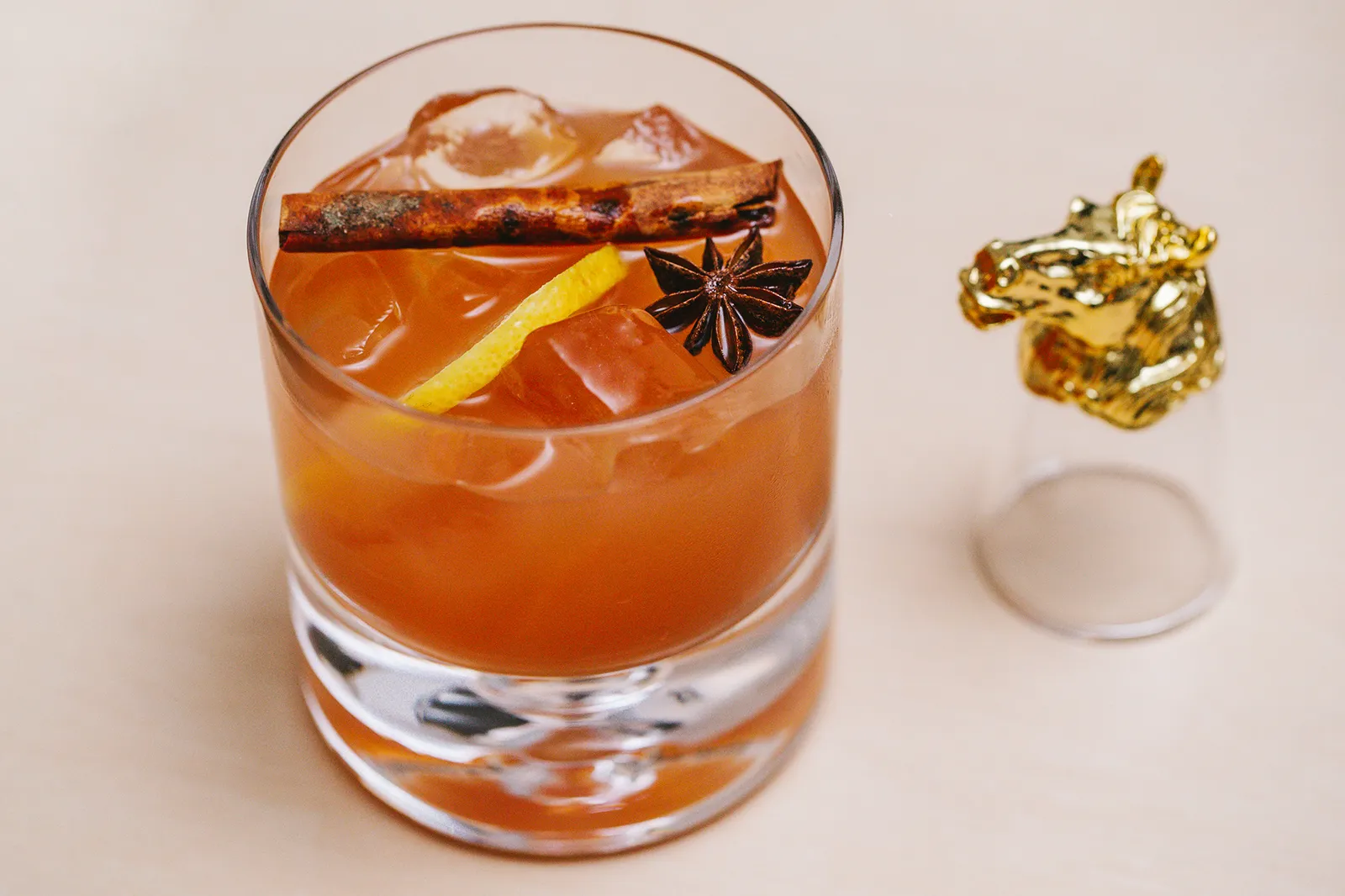 התמונה עשויה להכיל תבלין מזון וכוכב אניס