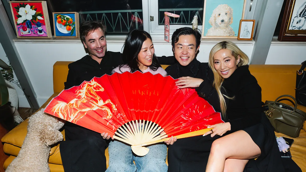 לורה קים כוסית לשנה החדשה עם בן זוגה מונסה פרננדו גרסיה ועוגת מה-ג'ונג