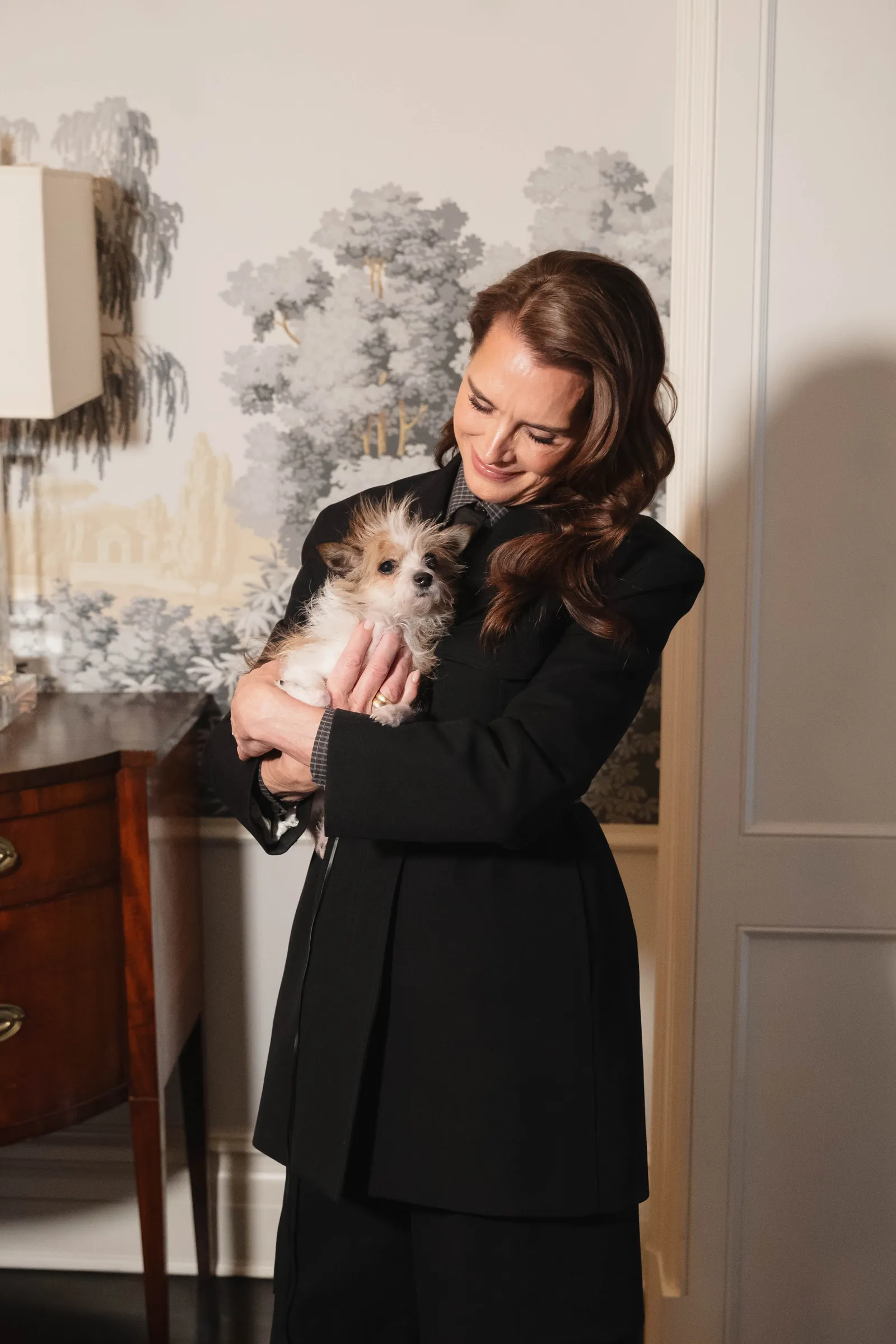 התמונה עשויה להכיל ברוק שילדס אדם מבוגר צילום פנים ראש צילום דיוקן ביגוד מעיל בעל חיים כלב וכלב