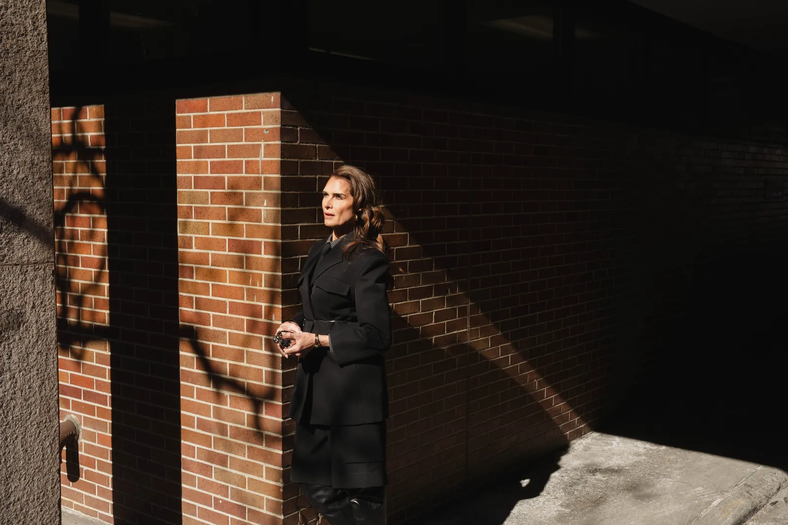 התמונה עשויה להכיל ברוק שילדס מעיל לבוש אדם מבוגר צילום פנים ראש צילום דיוקן לבנים ומעיל