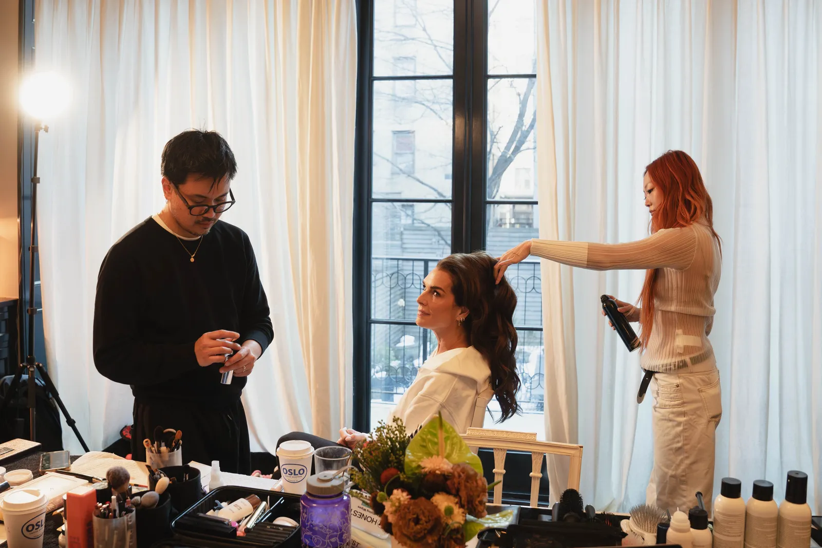 התמונה עשויה להכיל ברוק שילדס סידור פרחים צמח עציץ אדם מבוגר זר פרחים וכוס