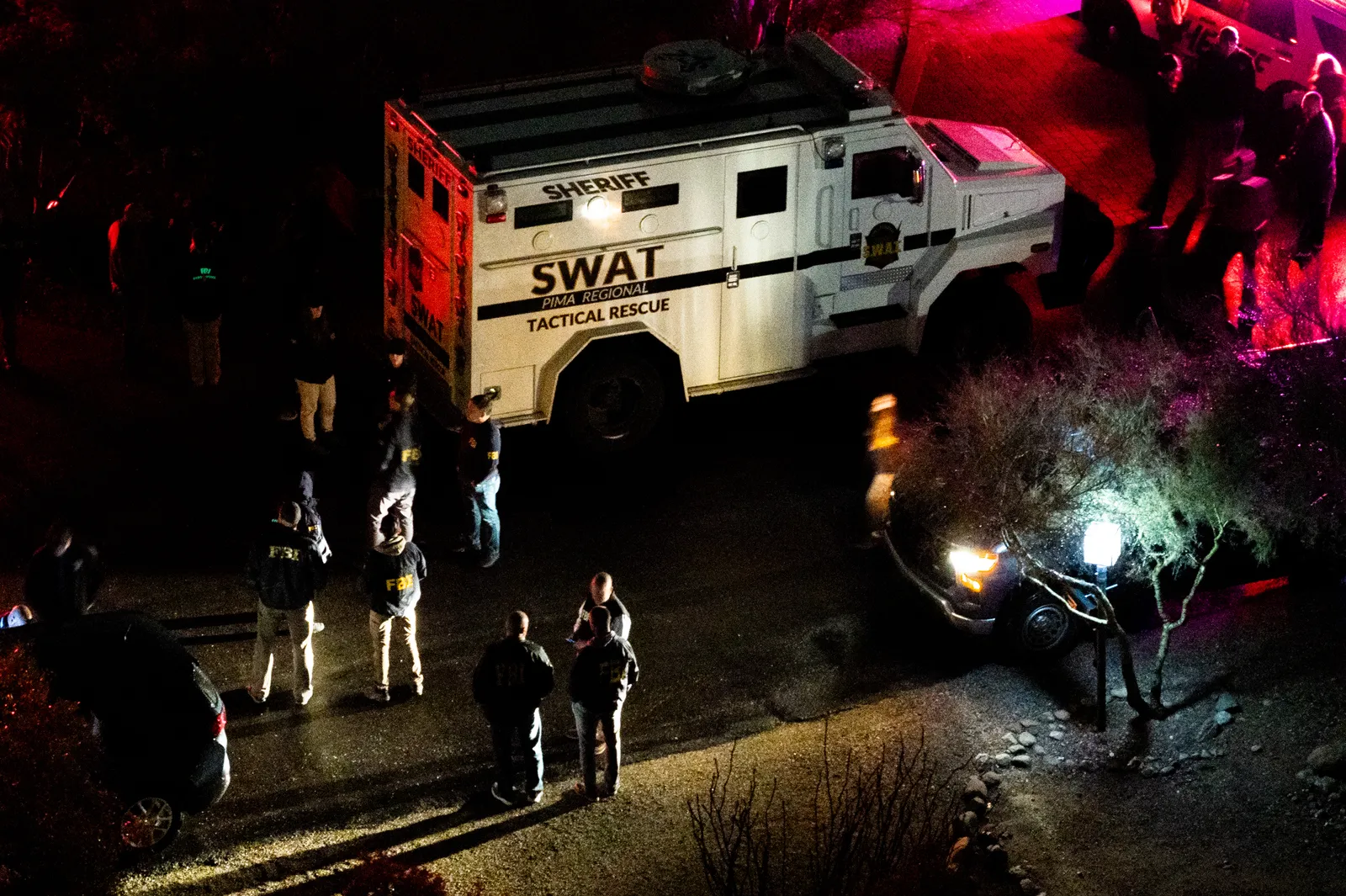 התמונה עשויה להכיל אדם מבוגר מכונית גלגל תחבורה רכב וחוץ